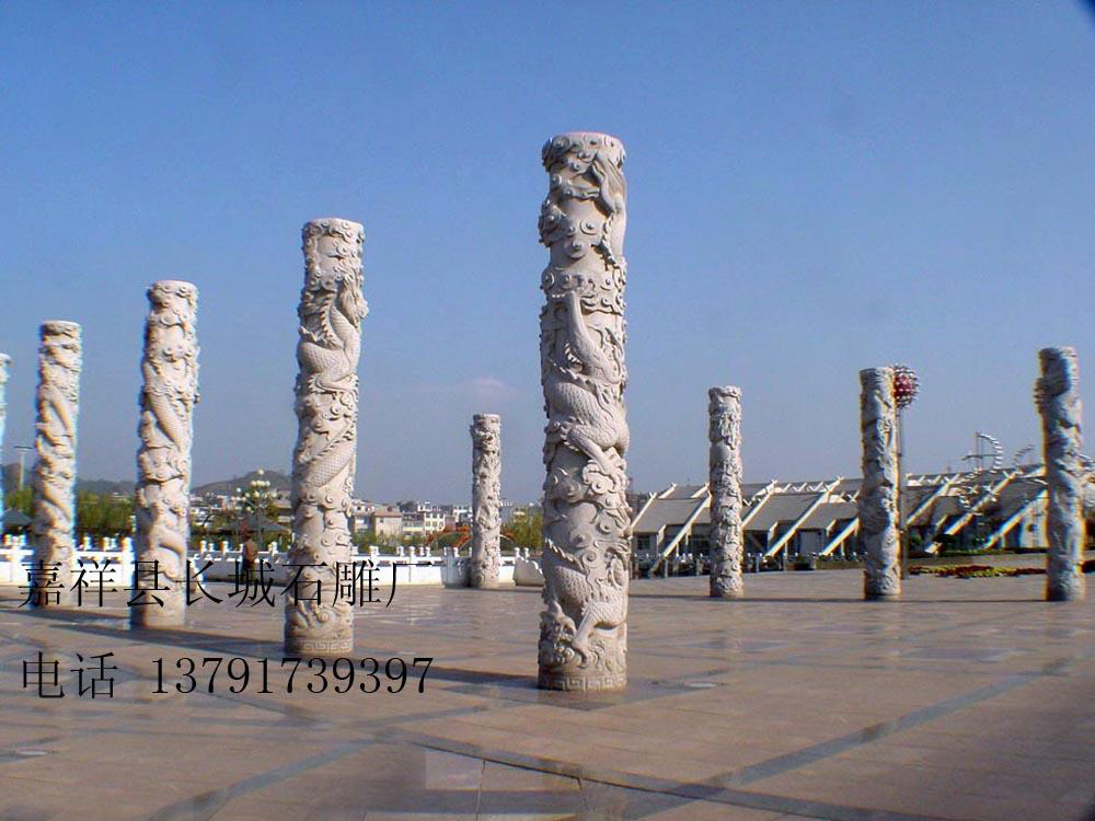 石雕文化柱-龙柱在广场上的摆放效果